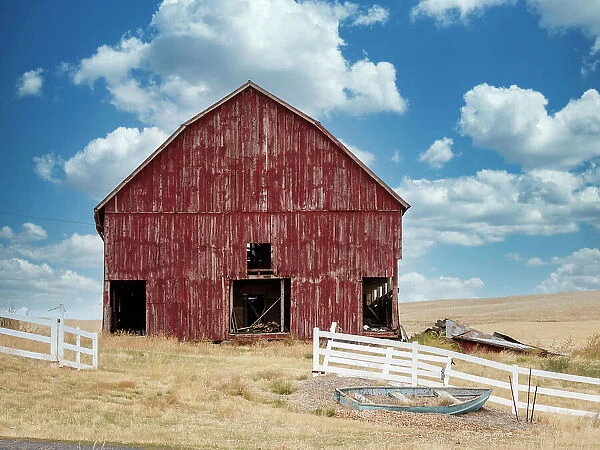 USA, Washington State, Wilbur, Lincoln County. Old red barn