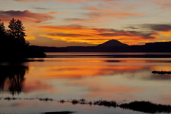 USA, Washington. Sunset on Lake Quinault. Credit as: Don Paulson  /  Jaynes Gallery  /  DanitaDelimont