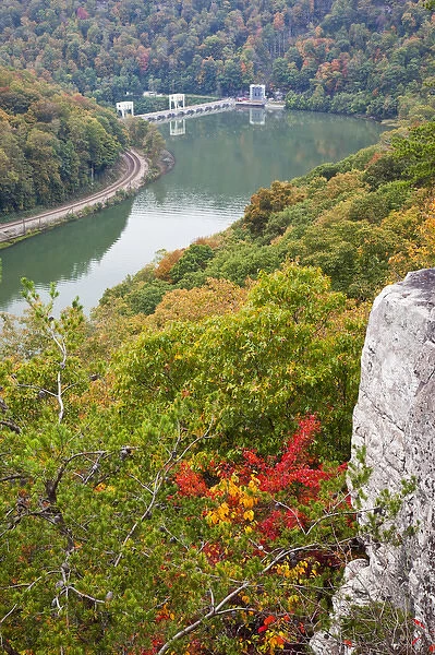 USA, West Virginia, Anstead. Hawks Nest State Park, Kanawha River overlook, autumn