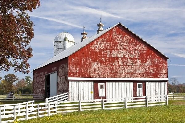 USA, West Virginia, Arbovale. Monongahela National Forest, old barn, autumn