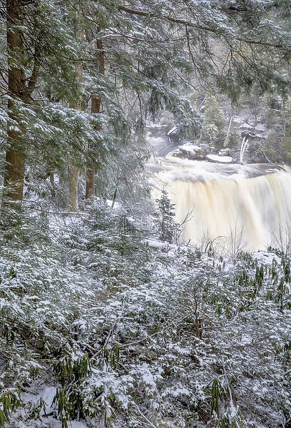 USA, West Virginia, Blackwater Falls State Park. Blackwater Falls in winter. Credit as