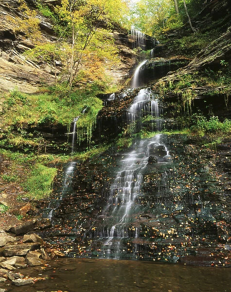 USA, West Virginia, View of Cathedral Falls in autumn