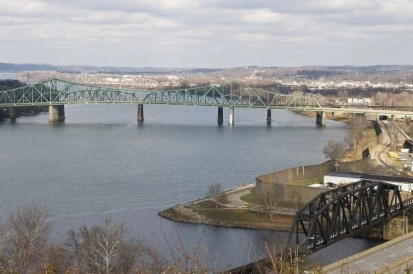 USA, WV, Parkersburg. View from Fort Boreman Historic Park of confluence of Ohio