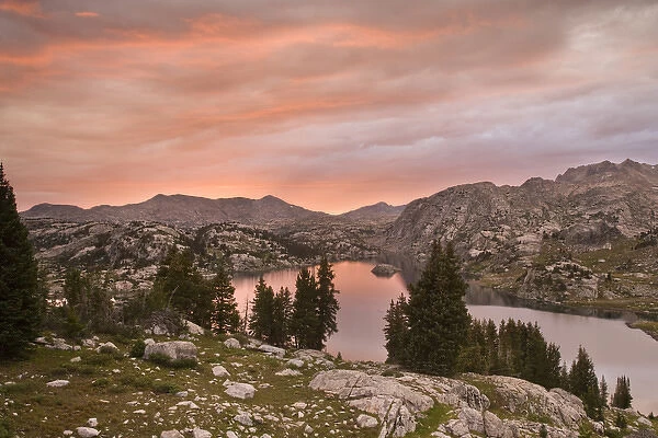 USA, Wyoming, Bridger National Forest, Bridger Wilderness. Sunset over Island Lake