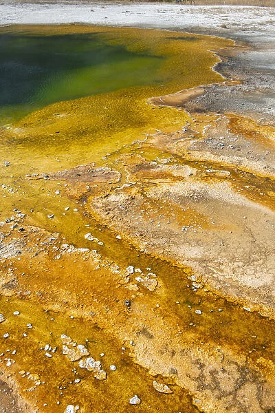 USA, Wyoming, Yellowstone National Park, Black Sand Basin, Emerald Pool