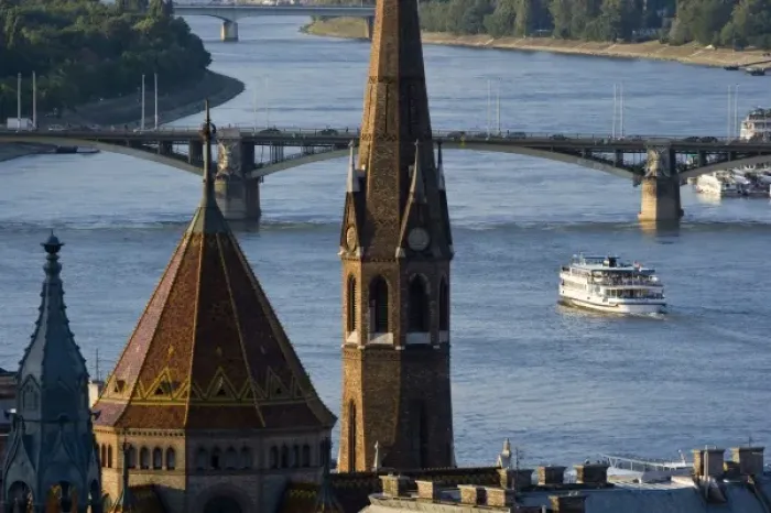 Framed Print : View from Castle Hill of the Margaret Bridge crossing the Danube River, Buda side Framed Print : View from Castle Hill of the Margaret Bridge crossing the Danube River, Buda side