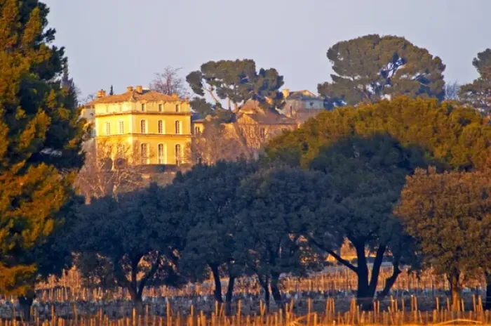 Framed Print : The vineyard and building of Chateau la Nerthe owned by Cafe Richard in Chateauneuf-du-Pape Framed Print : The vineyard and building of Chateau la Nerthe owned by Cafe Richard in Chateauneuf-du-Pape