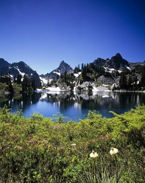 WA, Alpine Lakes Wilderness, Gem Lake, Mount Roosevelt in the background