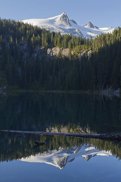 WA, Glacier Peak Wilderness, Snowking Mountain, reflected in Found Lake