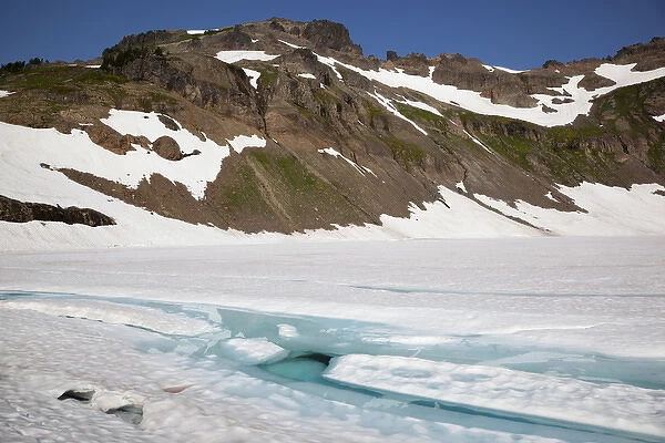 WA, Goat Rocks Wilderness, Melt water on snow and ice covered Goat Lake