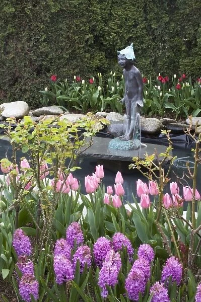WA, Skagit Valley, Roozengaarde Tulip Garden, memorial statue