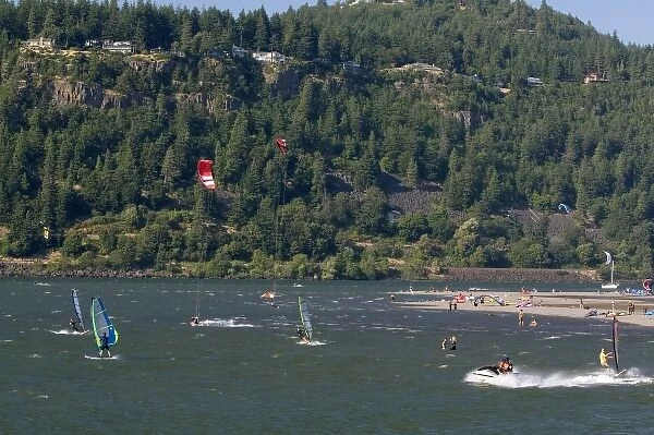 Windsurfing and Kitesurfing on the Columbia River at Hood River, Oregon, USA