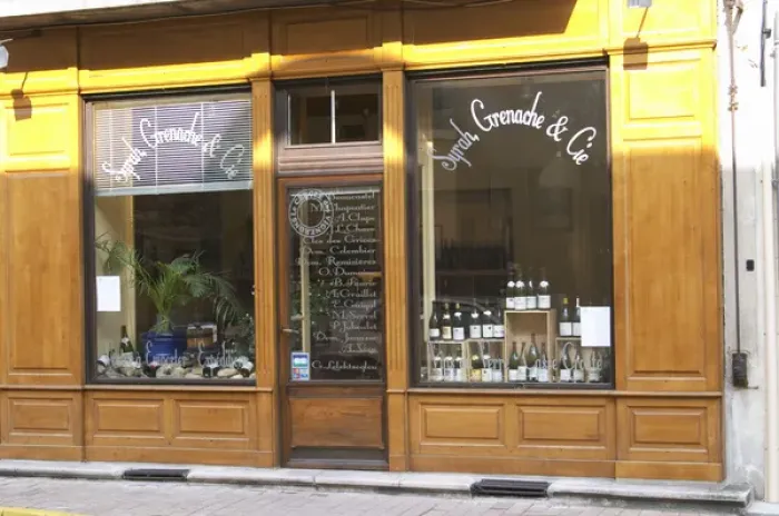 Framed Print : A wine shop window in Tain l Hermitage called Syrah, Grenache et Compagine, selling
