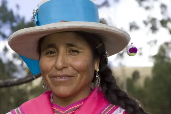 Framed Print : Woman in traditional clothing, Vicos, Peru. (MR) Framed Print : Woman in traditional clothing, Vicos, Peru. (MR)