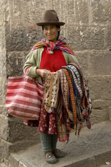 Framed Print : Woman with weavings to sell, Cuzco, Peru. (MR) Framed Print : Woman with weavings to sell, Cuzco, Peru. (MR)