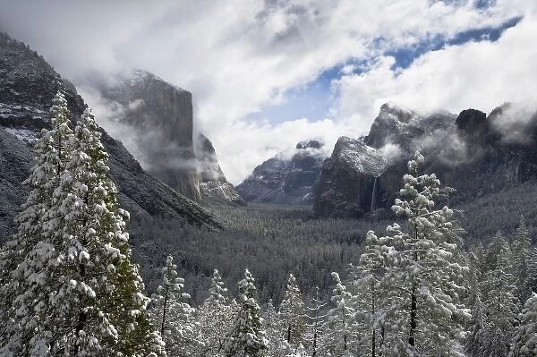 Yosemite valley in winter - Yosemite National Park, California