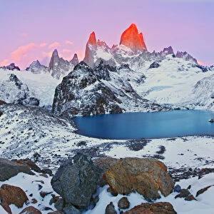 Argentina, Patagonia, Los Glaciares National Park. Sunrise on Mount Fitz Roy and Laguna de los Tres