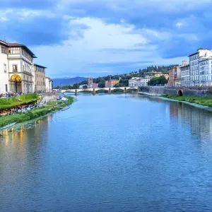 Río Arno Puente de la Gracia tarde, Florencia, Italia. Vista desde el Puente Viejo Río Arno Puente de la Gracia tarde, Florencia, Italia. Vista desde el Puente Viejo