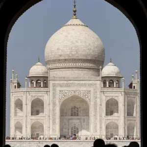 L'Asie, l'Inde. Porte d'accès du Taj Mahal, la Porte Royale avec des gens en silhouettes. L'Asie, l'Inde. Porte d'accès du Taj Mahal, la Porte Royale avec des gens en silhouettes.