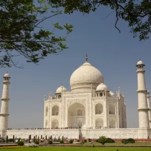 Asie, Inde. Le Taj Mahal avec des arbres au-dessus comme élément de cadre. Asie, Inde. Le Taj Mahal avec des arbres au-dessus comme élément de cadre.