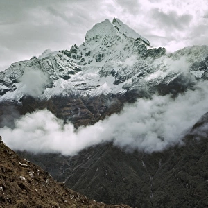 Asia, Nepal, Sagarmatha NP. Snow covers Tamserku Peak in Sagarmatha National Park
