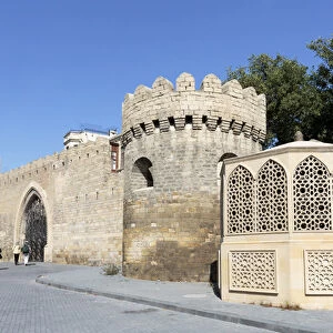 Azerbaijan, Baku. Tourists heading to the entrance of the Palace of the Shirvanshahs