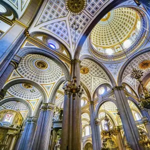 Dach der Basilika Zeltdom Glasfenster Kathedrale Puebla, Mexiko. Gebaut zwischen den Jahren 1500 und 1600 Dach der Basilika Zeltdom Glasfenster Kathedrale Puebla, Mexiko. Gebaut zwischen den Jahren 1500 und 1600