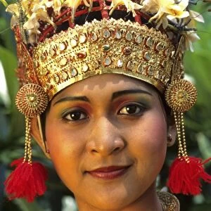 Beautiful golden bride in colorful traditional dress in wedding in Bali Indonesia (MR)