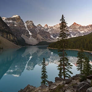 Canada, Alberta, Banff National Park, Moraine Lake at sunrise