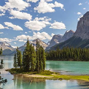 Canada, Alberta, Jasper National Park, Maligne Lake and Spirit Island