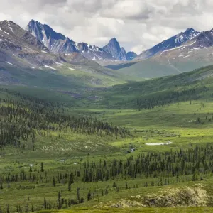 Canadá, territorio de Yukón. Paisaje de la Cordillera Tombstone y el río Norte Klondike. Créditos como. Canadá, territorio de Yukón. Paisaje de la Cordillera Tombstone y el río Norte Klondike. Créditos como.