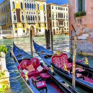 Gondolas coloridas, edificios del Gran Canale y reflejo de barco en Venecia Italia Gondolas coloridas, edificios del Gran Canale y reflejo de barco en Venecia Italia