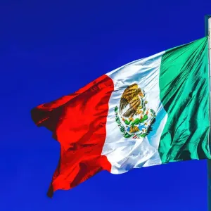 Bunte mexikanische Flagge in San José del Cabo, Mexiko Bunte mexikanische Flagge in San José del Cabo, Mexiko