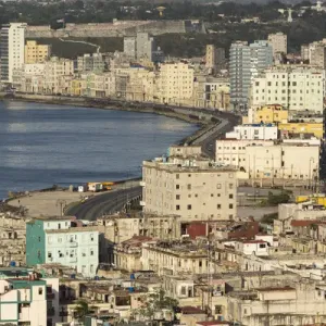 Cuba, La Habana. Una vista elevada del skyline de la ciudad mostrando la bahía y el Malecón. Cuba, La Habana. Una vista elevada del skyline de la ciudad mostrando la bahía y el Malecón.