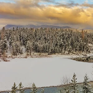 Early season snowfall on the Flathead River in the Flathead National Forest, Montana, USA