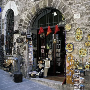 Europe, Italy, Umbria, Assisi. Souvenir pottery shop