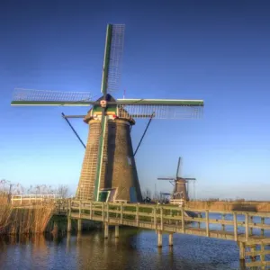 Europa; Países Bajos; Kinderdijk; Puesta de sol a lo largo del canal con molinos de viento. Europa; Países Bajos; Kinderdijk; Puesta de sol a lo largo del canal con molinos de viento.