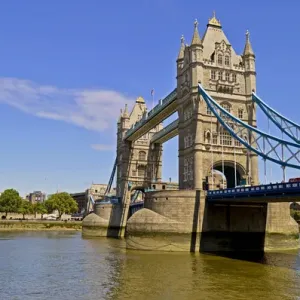 Europe, United Kingdom, England, London. The Tower Bridge across the River Thames