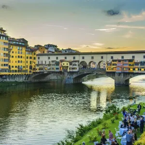 Cena de la tarde en el río Arno frente a Ponte Vecchio en Florencia Toscana Italia Cena de la tarde en el río Arno frente a Ponte Vecchio en Florencia Toscana Italia