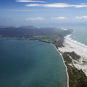 Farewell Spit and Golden Bay (left), Tasman Sea (right), Nelson Region, South Island