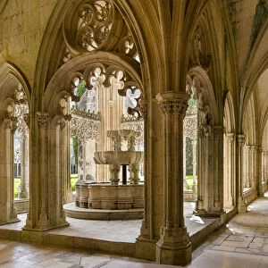 The fountain and water basin in the Claustro Real, the royal cloister. Monastery of Batalha