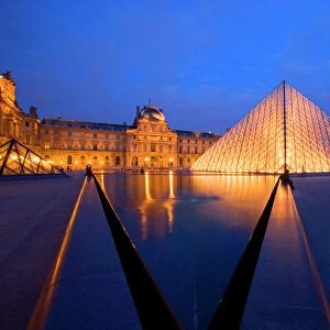 France, Paris. The Louvre museum at twilight. Credit as: Jim Zuckerman / Jaynes Gallery