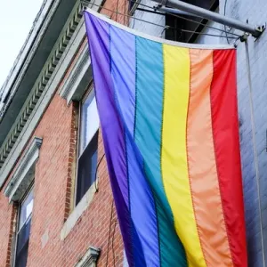 Schlag den Wind aus der Gay-Pride-Flagge in New Yorker Stadt, N.Y., U.S.A Schlag den Wind aus der Gay-Pride-Flagge in New Yorker Stadt, N.Y., U.S.A