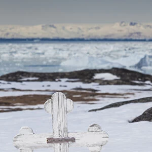 Greenland, Disko Bay, Ilulissat, cemetery by the Sermermiut settlement ruins