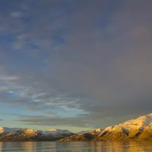 Le Groenland. Le fjord du roi Oscar. Lumière du coucher de soleil sur les montagnes enneigées. Le Groenland. Le fjord du roi Oscar. Lumière du coucher de soleil sur les montagnes enneigées.