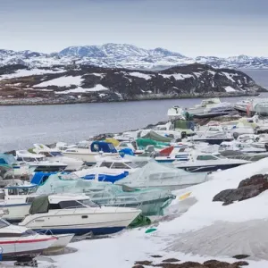 La Groenlande, Nuuk, petits bateaux sous la neige. La Groenlande, Nuuk, petits bateaux sous la neige.