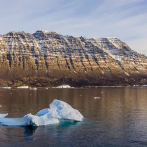 La Groenlande. Scoresby Sund. Glaces flottantes et montagnes profondément érodées. La Groenlande. Scoresby Sund. Glaces flottantes et montagnes profondément érodées.