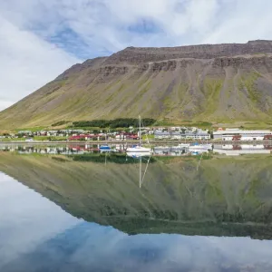 El puerto de la isla de Icealand en el área del fiordo oeste llamado Isafjörður y es su capital El puerto de la isla de Icealand en el área del fiordo oeste llamado Isafjörður y es su capital