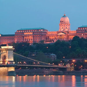 HUNGARY, Budapest: Szechenyi (Chain) Bridge, National Gallery & Danube River / Evening