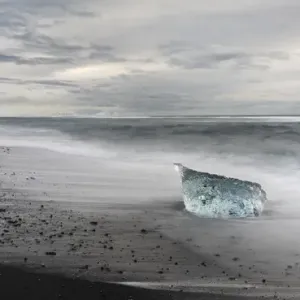 Les glaces de mer sur une plage noire volcanique. Plage de l'atlantique nord près du lac glaciaire Joekulsarlon. Les glaces de mer sur une plage noire volcanique. Plage de l'atlantique nord près du lac glaciaire Joekulsarlon.